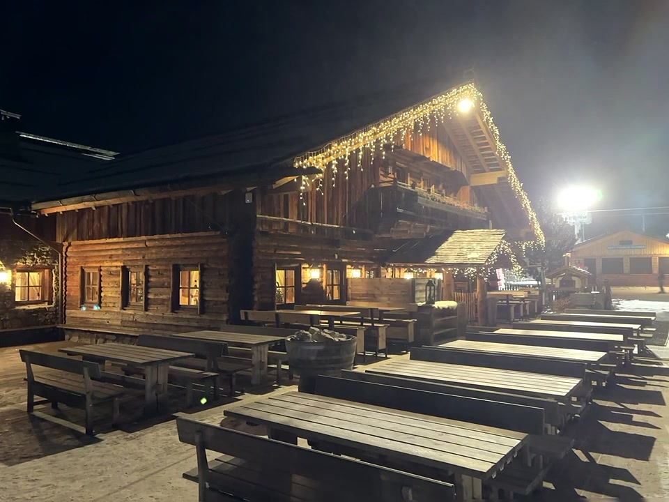 Beleuchtete Almhütte am Abend