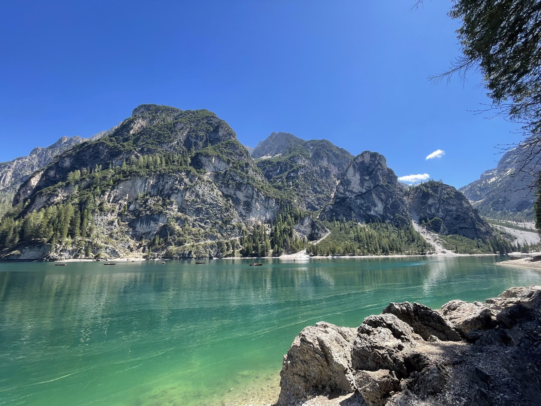 Smaragdgrüner Bergsee