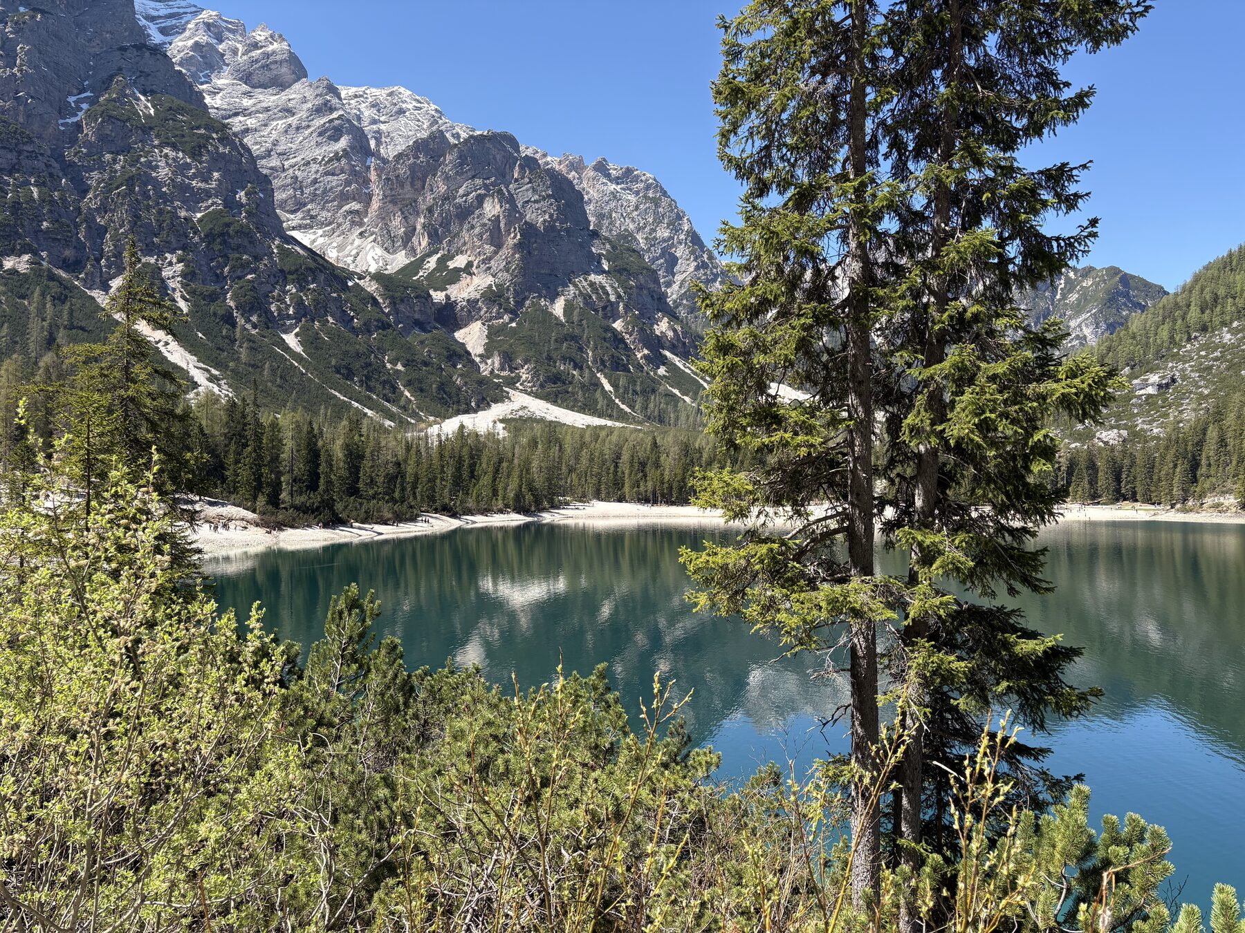 Türkisblauer Bergsee mit Dolomitengipfeln