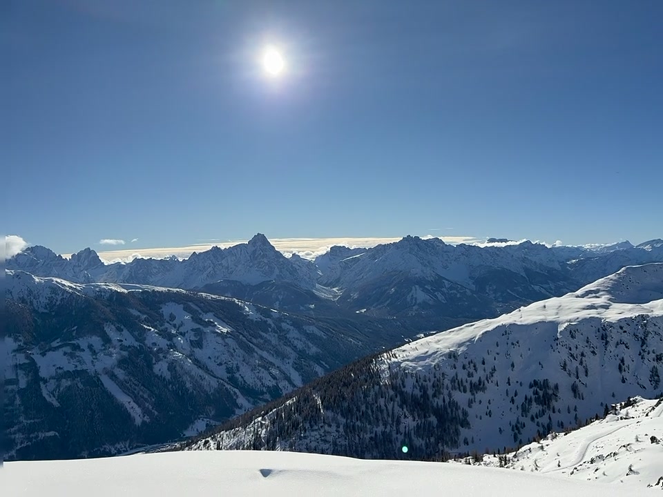 Winterpanorama über den verschneiten Dolomiten